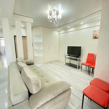 Two Bedroom Large Apartment In Chişinău Esterno foto