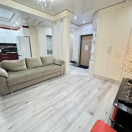 Two Bedroom Large Apartment In Chişinău Esterno foto