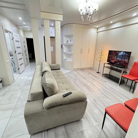 Two Bedroom Large Apartment In Chişinău Esterno foto