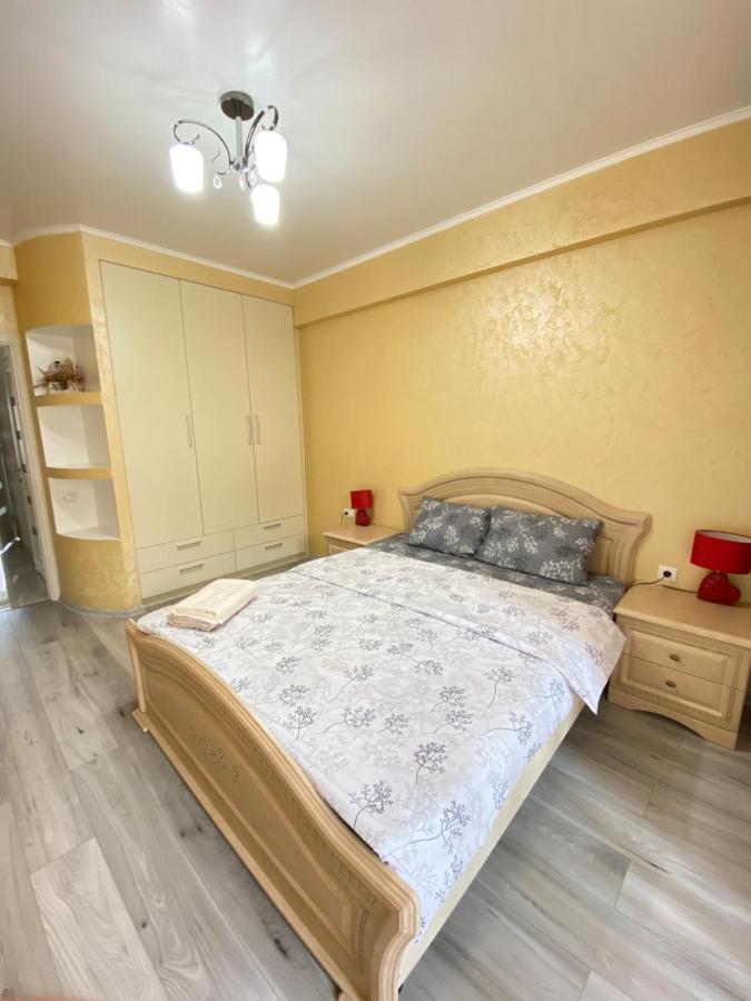 Two Bedroom Large Apartment In Chişinău Esterno foto