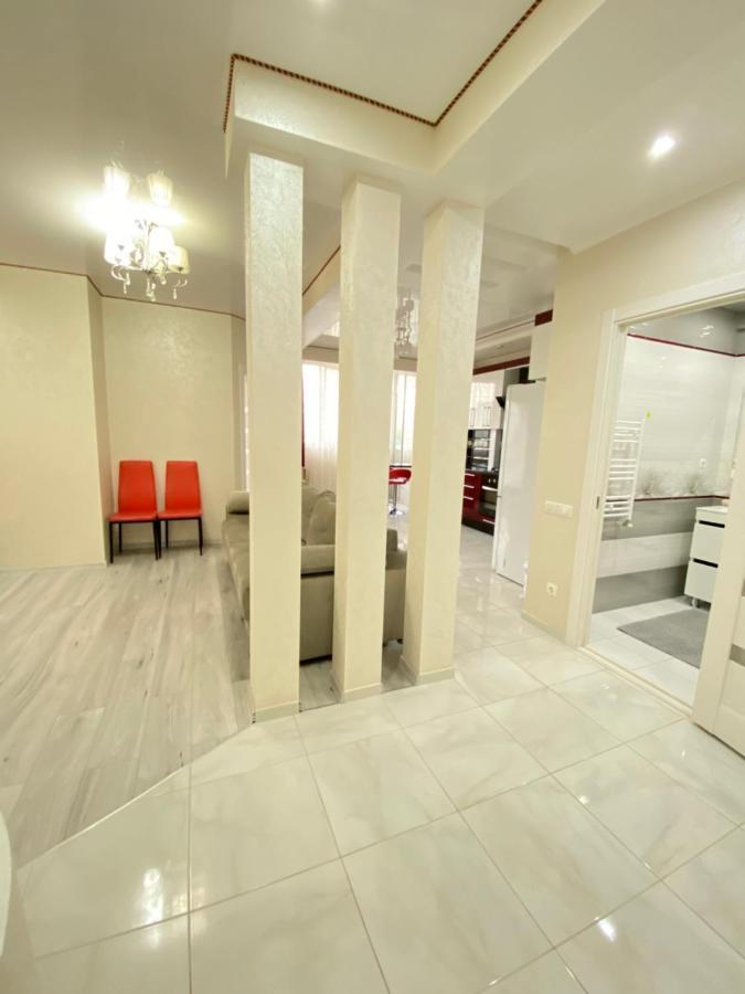 Two Bedroom Large Apartment In Chişinău Esterno foto