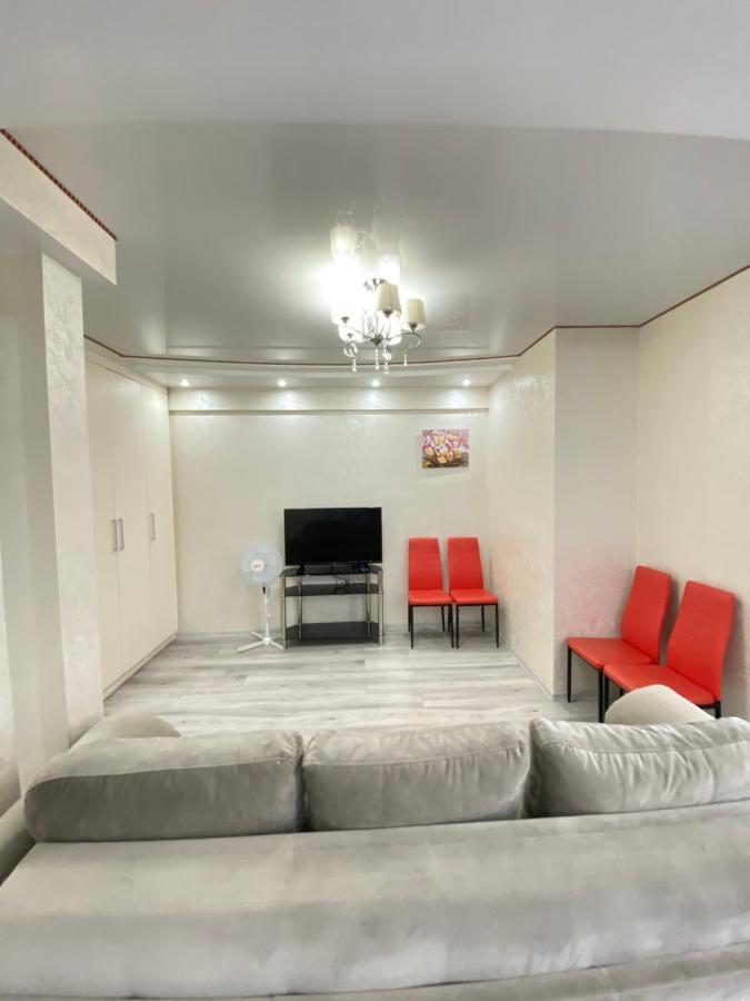 Two Bedroom Large Apartment In Chişinău Esterno foto